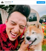 【写真】『ナンバMG5』 満島真之介、“愛犬”松との2ショットに「見事なシンクロっぷり」