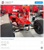 F1に乗り込む笑顔のマギー　※「マギー」インスタグラム	