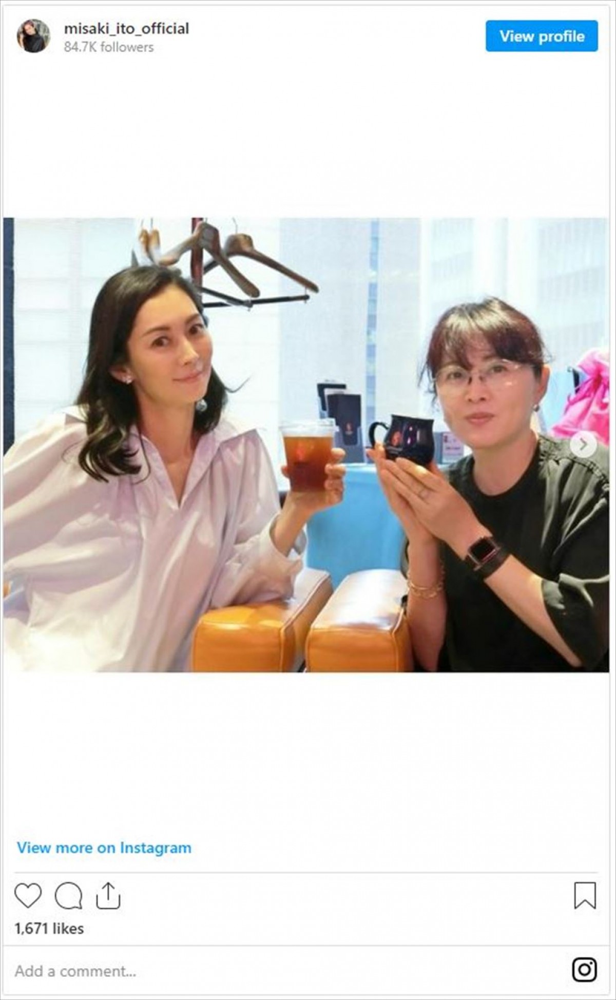 伊東美咲、45歳の姿が「すごく綺麗」と話題　優雅なコーヒータイムを楽しむ