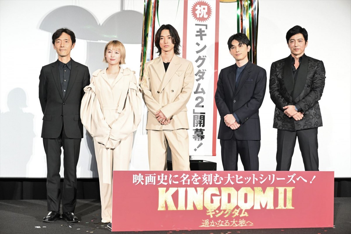 『キングダム2』吉沢亮こだわりの「椅子の座り方」 山崎賢人も絶賛「かっこよかった」