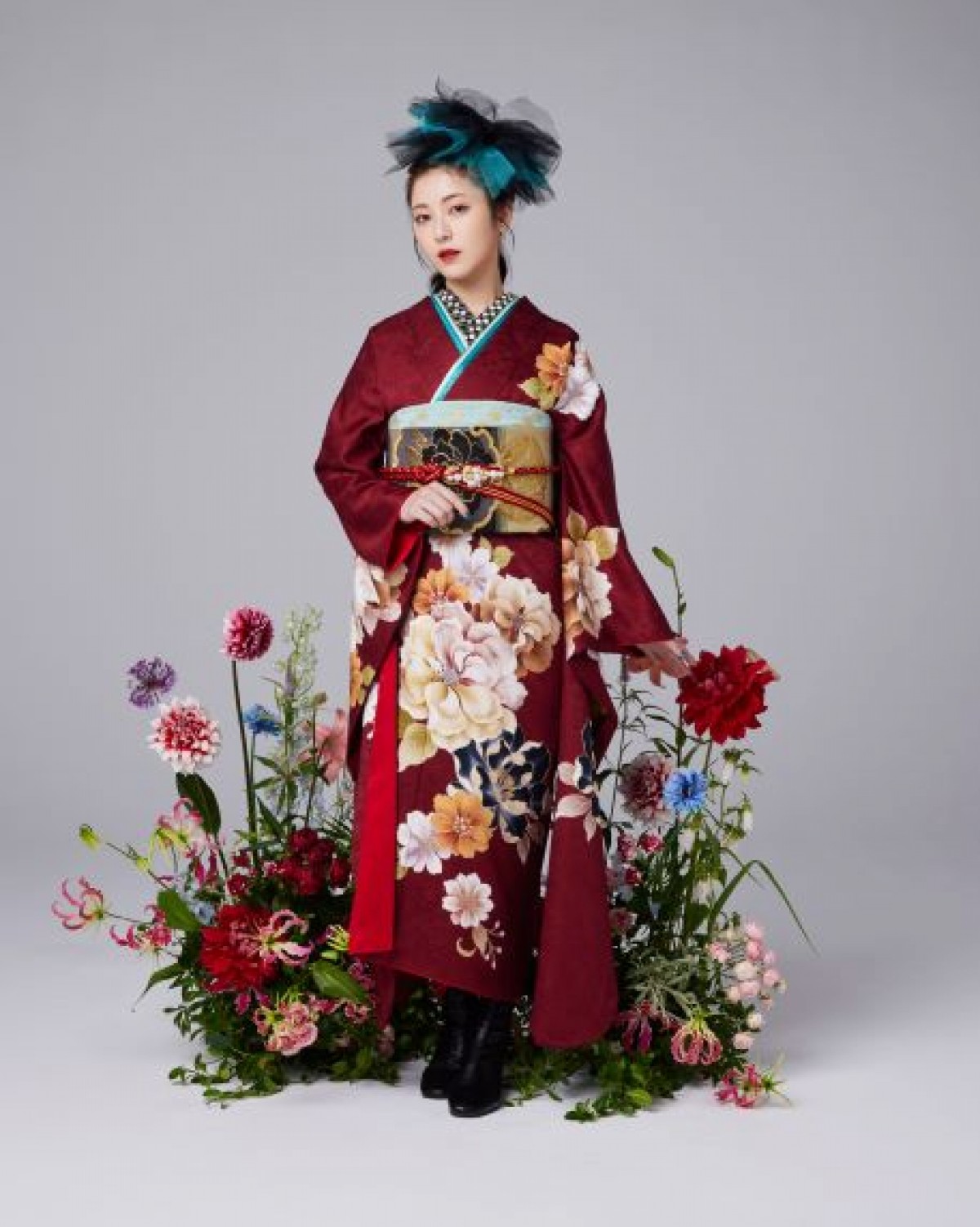 浜辺美波、5種類の振袖をまとった大人っぽさあふれるビジュアルを公開