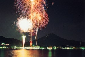 山梨「河口湖湖上祭」3年ぶりに開催！　大型打ち上げ花火が夜空を彩る