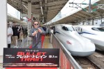 映画『ブレット・トレイン』新幹線での“動く”レッドカーペット　記者を逆撮影するブラッド・ピット