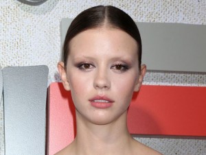 『X エックス』ミア・ゴスのレトロルックが素敵