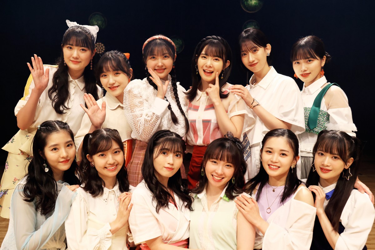 メジャーデビュー3周年記念ライブを開催したBEYOOOOONDS(上段左から:江口紗耶、清野桃々姫、岡村美波、山﨑夢羽、前田こころ、小林萌花、下段左から:一岡伶奈、島倉りか、西田汐里、高瀬くるみ、平井美葉、里吉うたの)