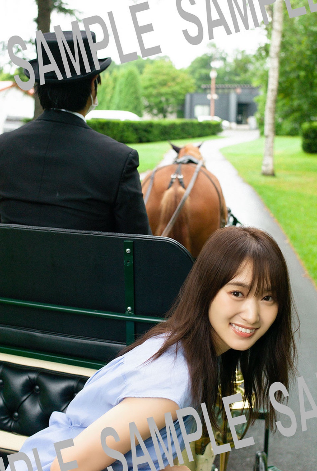櫻坂46・菅井友香、“ほぼノーメイク素肌”のカットなど写真集ポストカード9種類公開