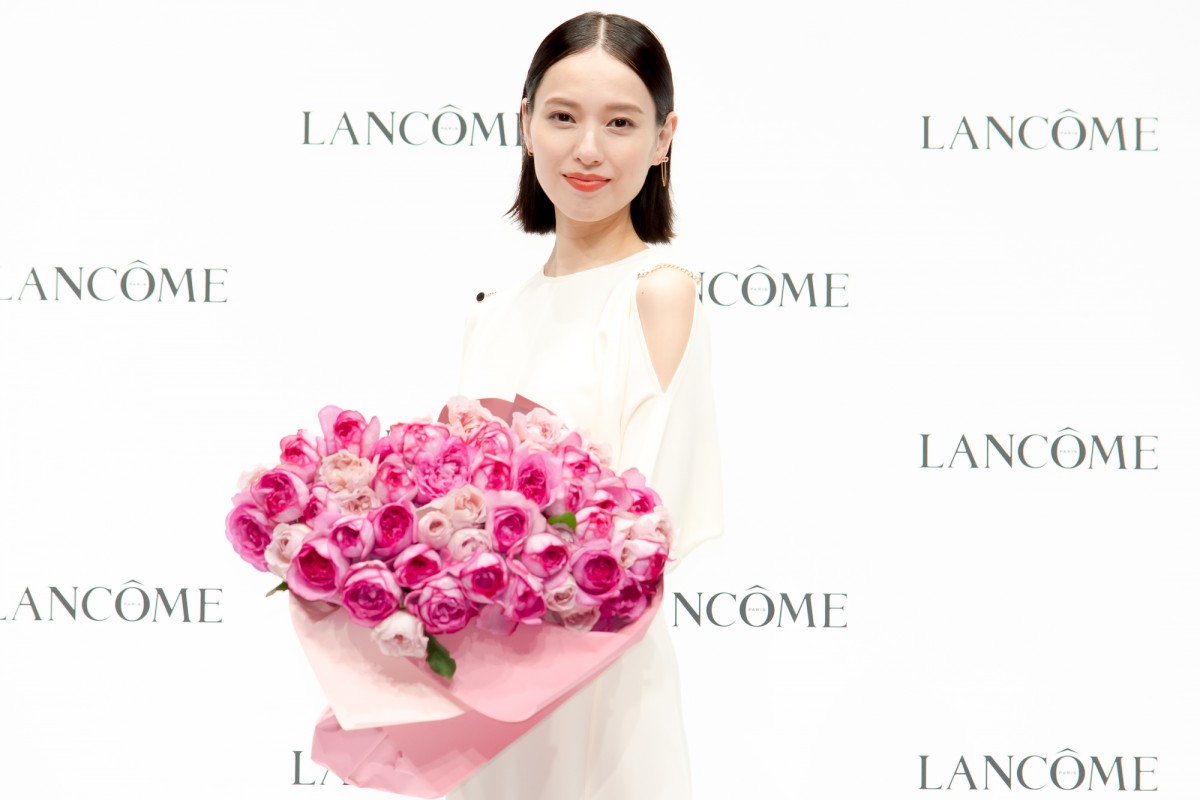 戸田恵梨香、白ドレスで登場　ポジティブに過ごす秘訣は「自分を信じてあげること」