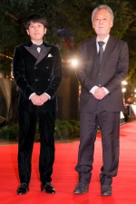 「第35回東京国際映画祭」オープニングレッドカーペットに登場した（左から）『ラーゲリより愛を込めて』二宮和也、瀬々敬久監督