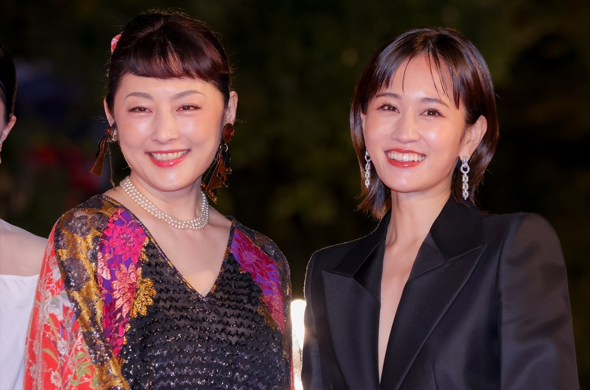 前田敦子、深Vネックスーツで輝く美しさ！　笑顔でファンサービスも＜第35回東京国際映画祭＞
