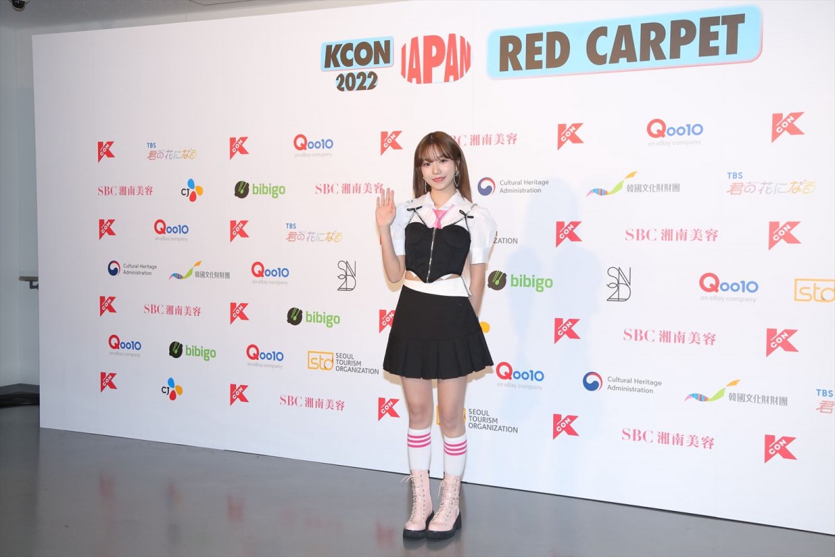 NiziU「KCON」最終日にそろって登場！　へそチラ＆ブーツのキュートコーデ