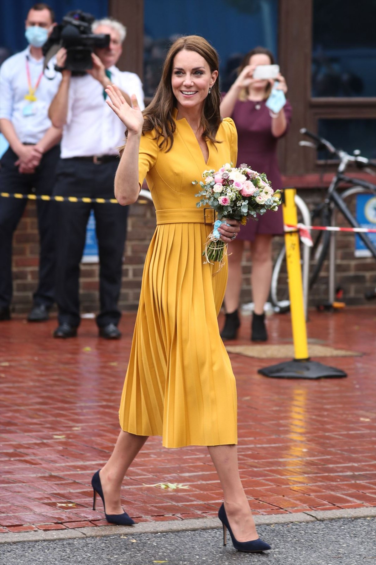 英キャサリン皇太子妃、小さな赤ちゃんを抱っこする姿を公開　産科病棟訪問で
