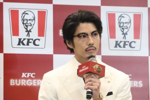「ケンタッキーバーガー本気宣言」発表会に登壇した賀来賢人