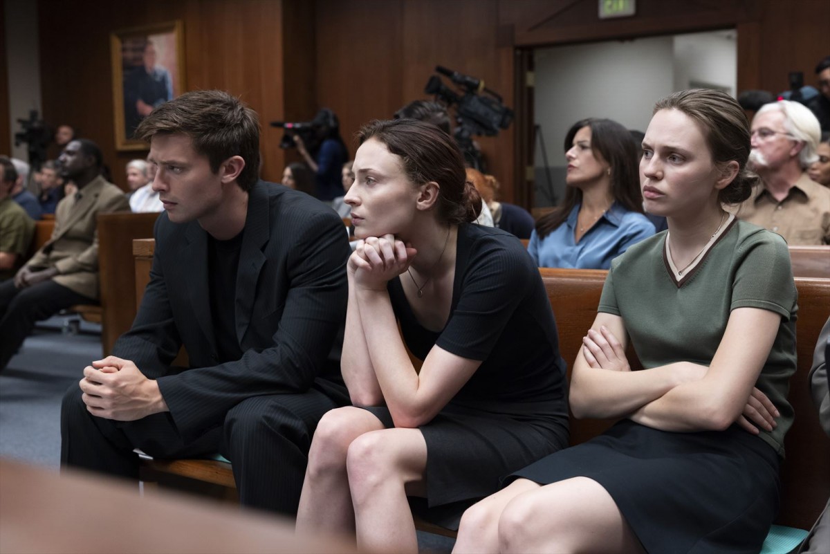 不可解な妻の転落死から明らかになる家族の秘密　コリン・ファース主演『ザ・ステアケース』予告