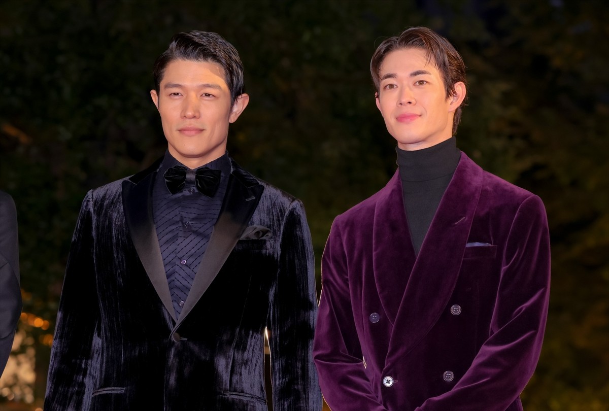 鈴木亮平＆宮沢氷魚、シックなスーツ姿で魅了！　身長180cm超えの見事な着こなし＜第35回東京国際映画祭＞