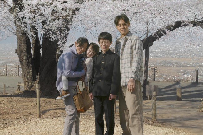 窪田正孝、巧みな表現力で一人何役をも演じ分け 『ある男』幸せな家族の日々を映し出す場面写真 ／2022年10月25日 - 映画 - ニュース -  クランクイン！