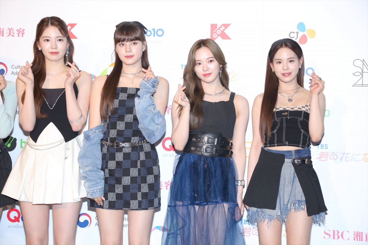 NiziU「KCON」最終日にそろって登場！　へそチラ＆ブーツのキュートコーデ
