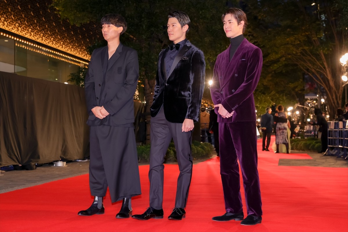 鈴木亮平＆宮沢氷魚、シックなスーツ姿で魅了！　身長180cm超えの見事な着こなし＜第35回東京国際映画祭＞
