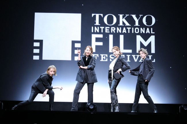 「第35回東京国際映画祭」オープニングセレモニーでパフォーマンスする柚希礼音、紅ゆずる、美弥るりか、七海ひろき