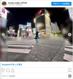 渋谷スクランブル交差点を疾走する櫻坂46・菅井友香　※「櫻坂46・菅井友香」インスタグラム