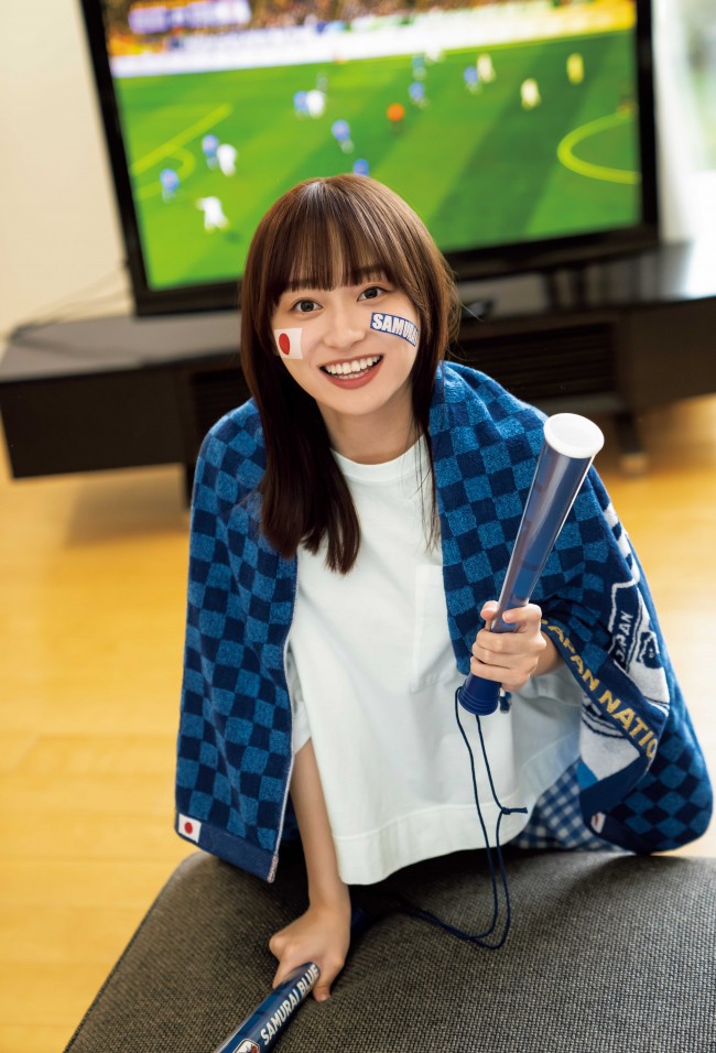 写真）日向坂46影山優佳、W杯日本代表ユニでヤンジャン表紙に初登場