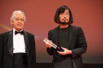 第35回東京国際映画祭クロージングセレモニー　コンペ部門で映画『窓辺にて』で観客賞を受賞した今泉力哉監督（右）