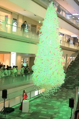 新木優子、「表参道ヒルズ クリスマスイルミネーション 2022 点灯式」に登場