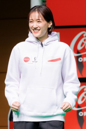 綾瀬はるか、「コカ・コーラ」FIFA ワールドカップ 開催国ボトル発売記念イベントに登場