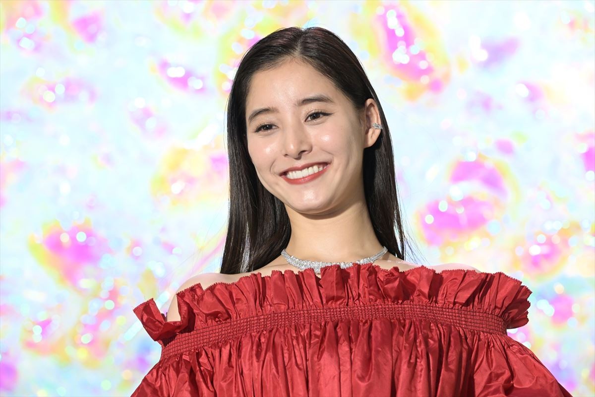 新木優子、美しい深紅のドレス姿　ツリー点灯式でクリスマスの思い出語る