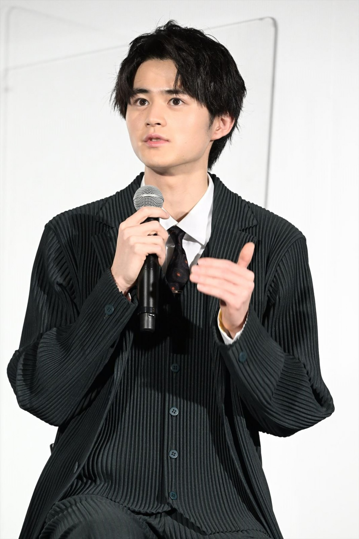 鈴鹿央士、美男美女が集った高校時代を回想　モテ度は「弱火」