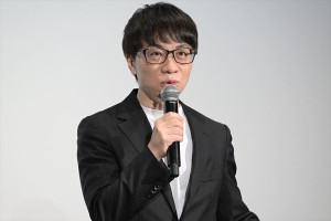 新海誠監督、映画『すずめの戸締まり』初日舞台挨拶に登場