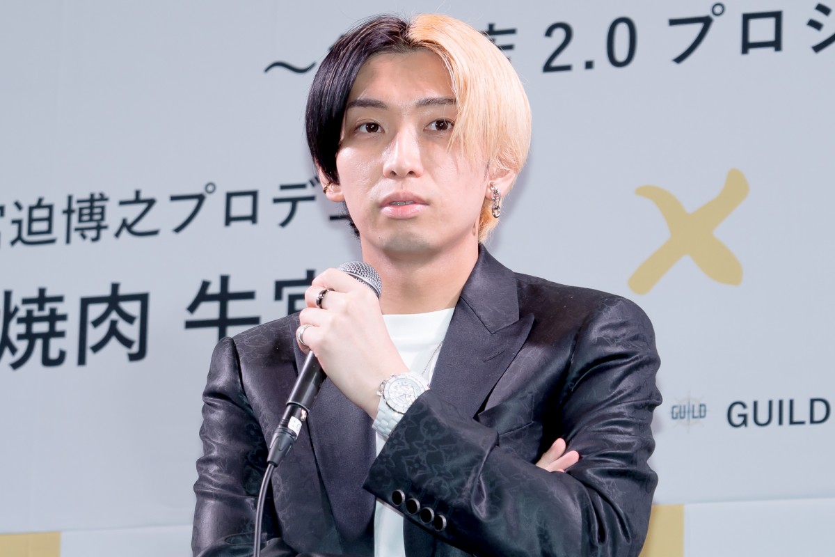 宮迫博之、ヒカルと「牛宮城」記者発表会に出席「フラッシュが温かい」