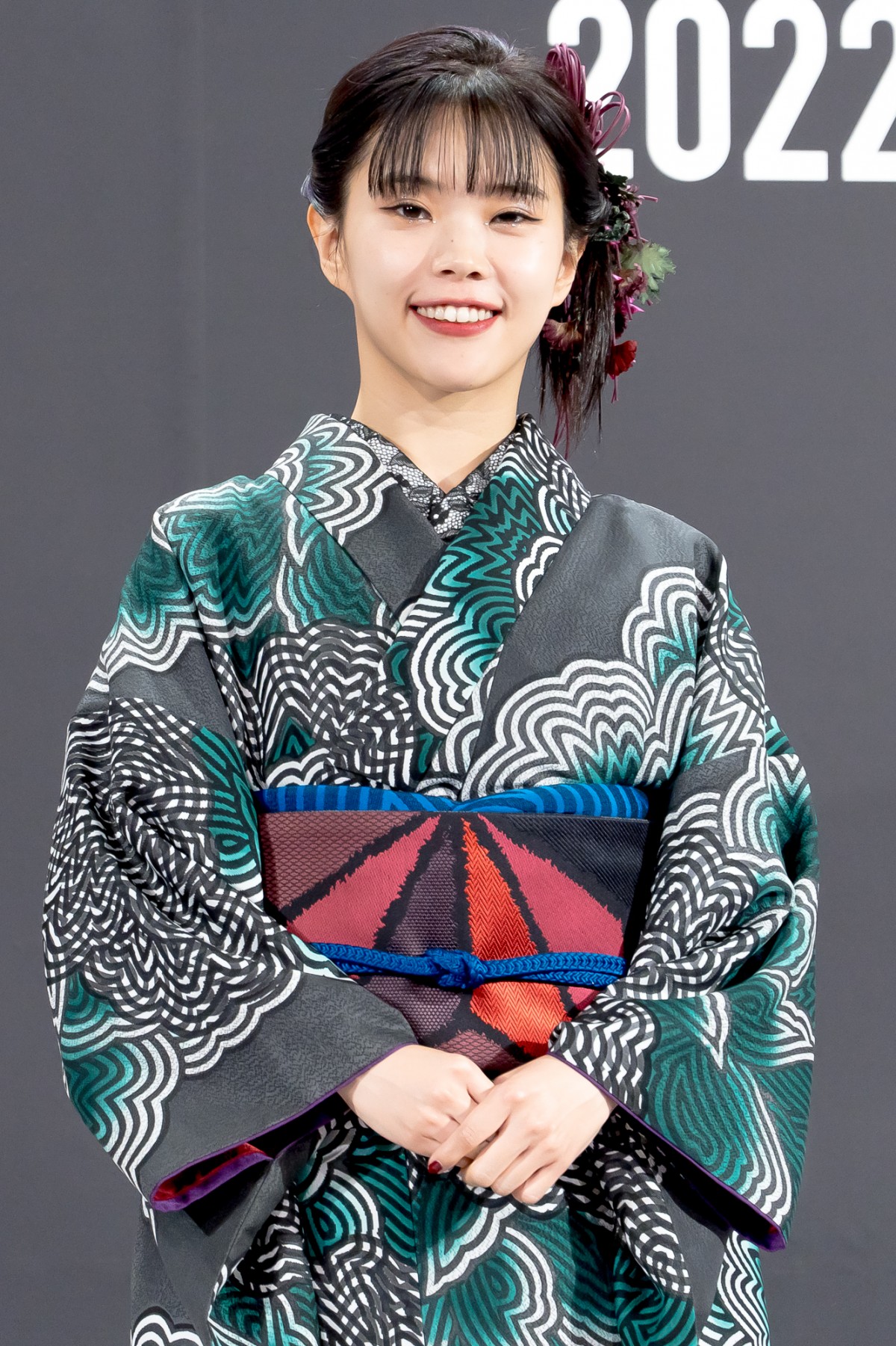 吉岡里帆、グレー基調の着物でランウェイ　着物は「憧れの装い」