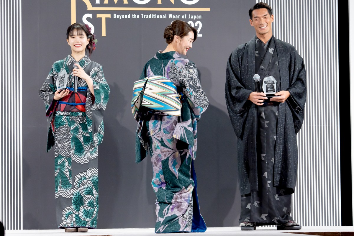 吉岡里帆、グレー基調の着物でランウェイ　着物は「憧れの装い」