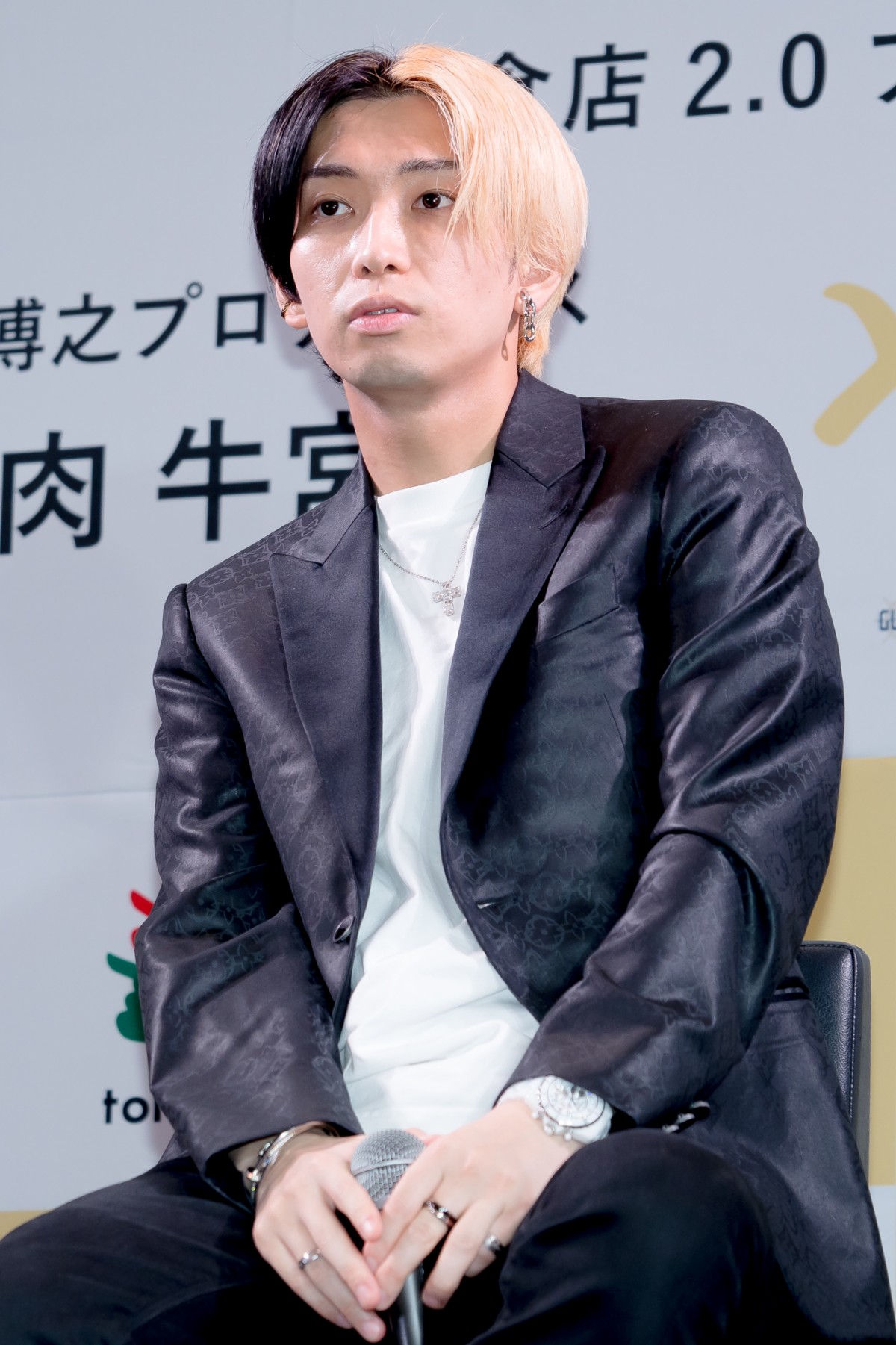 宮迫博之、ヒカルと「牛宮城」記者発表会に出席「フラッシュが温かい」