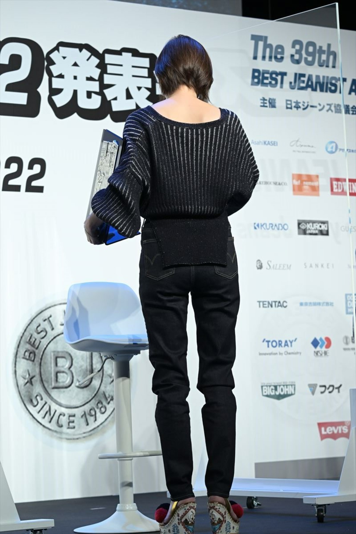 仲里依紗、ド派手なドレッドで登場　これまで費やしたデニム代で「高級車買える」