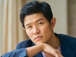 ドラマ『エルピス―希望、あるいは災い―』で斎藤正一を演じる鈴木亮平