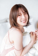 【写真】声優・内田真礼、肩出し衣装でヘルシーな笑顔見せる