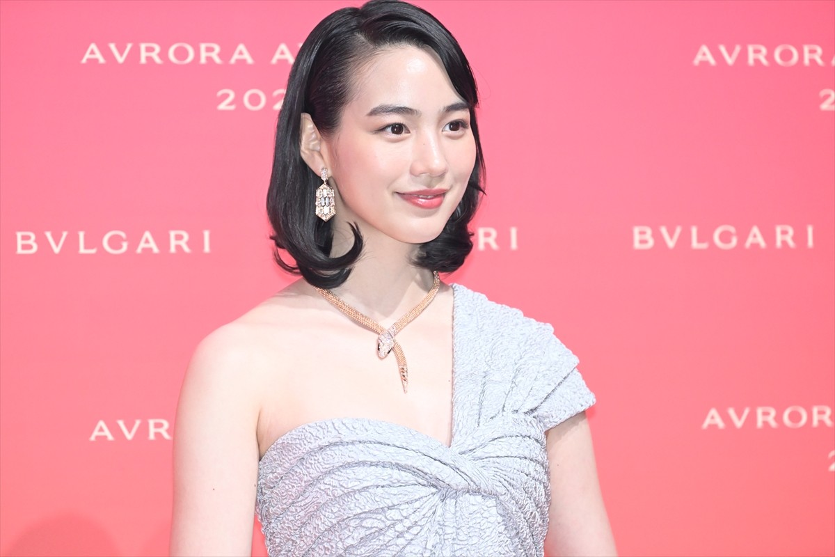 Koki，「母のような女性になりたい」　鮮やかなドレスでブルガリのイベントに登場