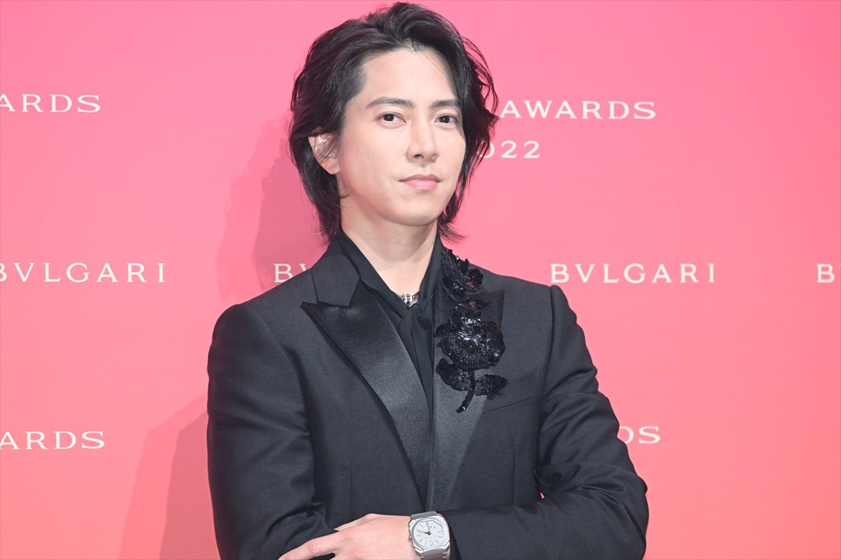 山下智久、ブラックスーツでスタイリッシュに登場　2022年は「幸せな一年を過ごせた」