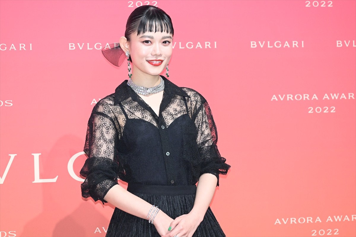 Koki，「母のような女性になりたい」　鮮やかなドレスでブルガリのイベントに登場