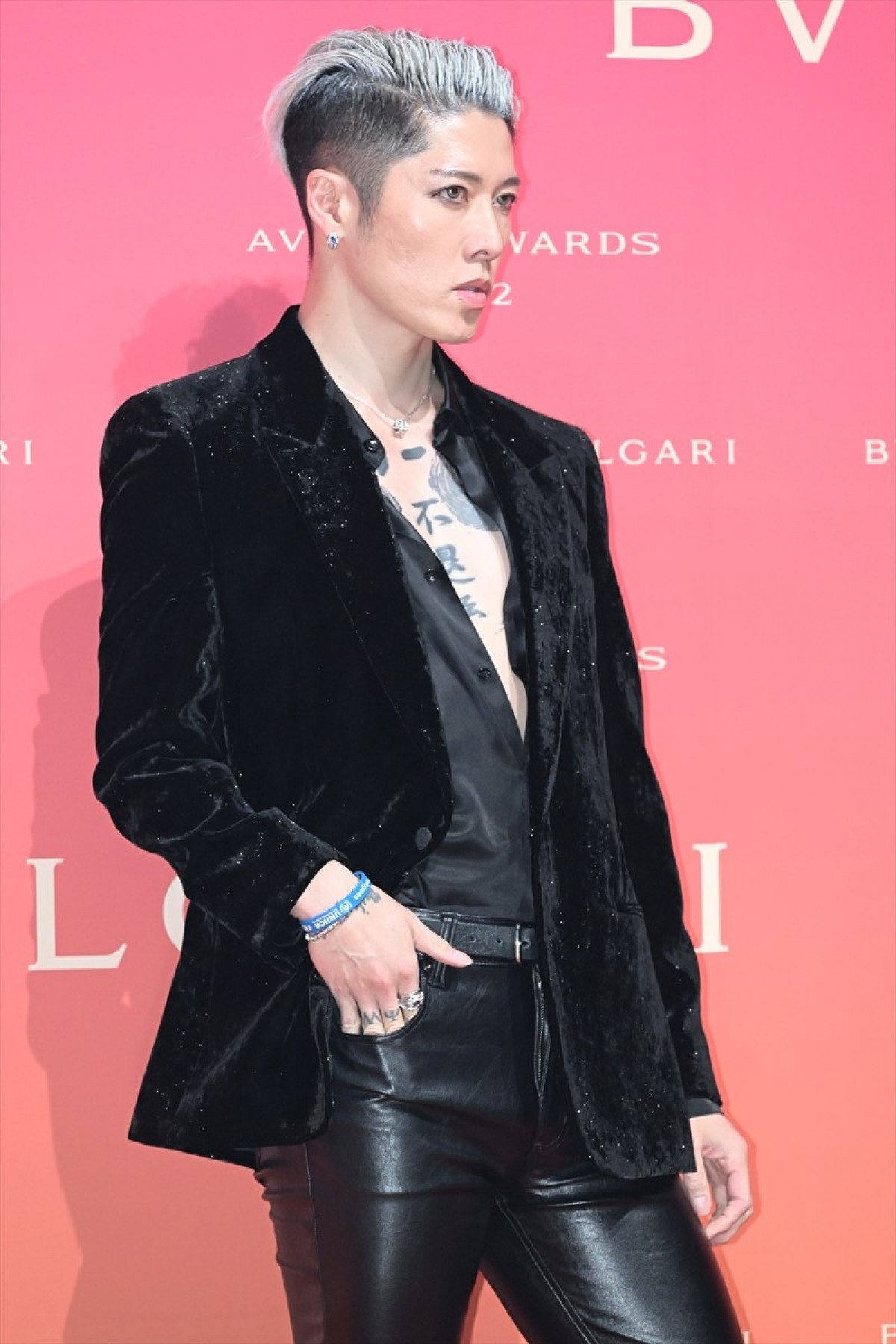 山下智久、ブラックスーツでスタイリッシュに登場　2022年は「幸せな一年を過ごせた」