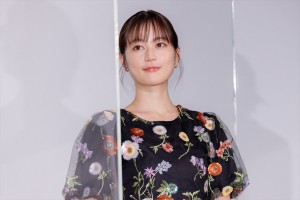 生田絵梨花、映画『Dr.コトー診療所』初日舞台挨拶に登場