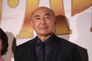 高橋克実、映画『ウェディング・ハイ』完成披露舞台あいさつに登場