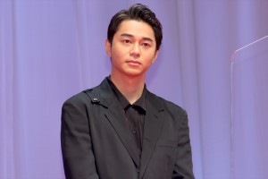 東出昌大、映画『コンフィデンスマンJP　英雄編』ワールドプレミアに登場