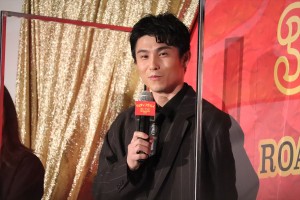 中尾明慶、映画『ウェディング・ハイ』完成披露舞台あいさつに登場