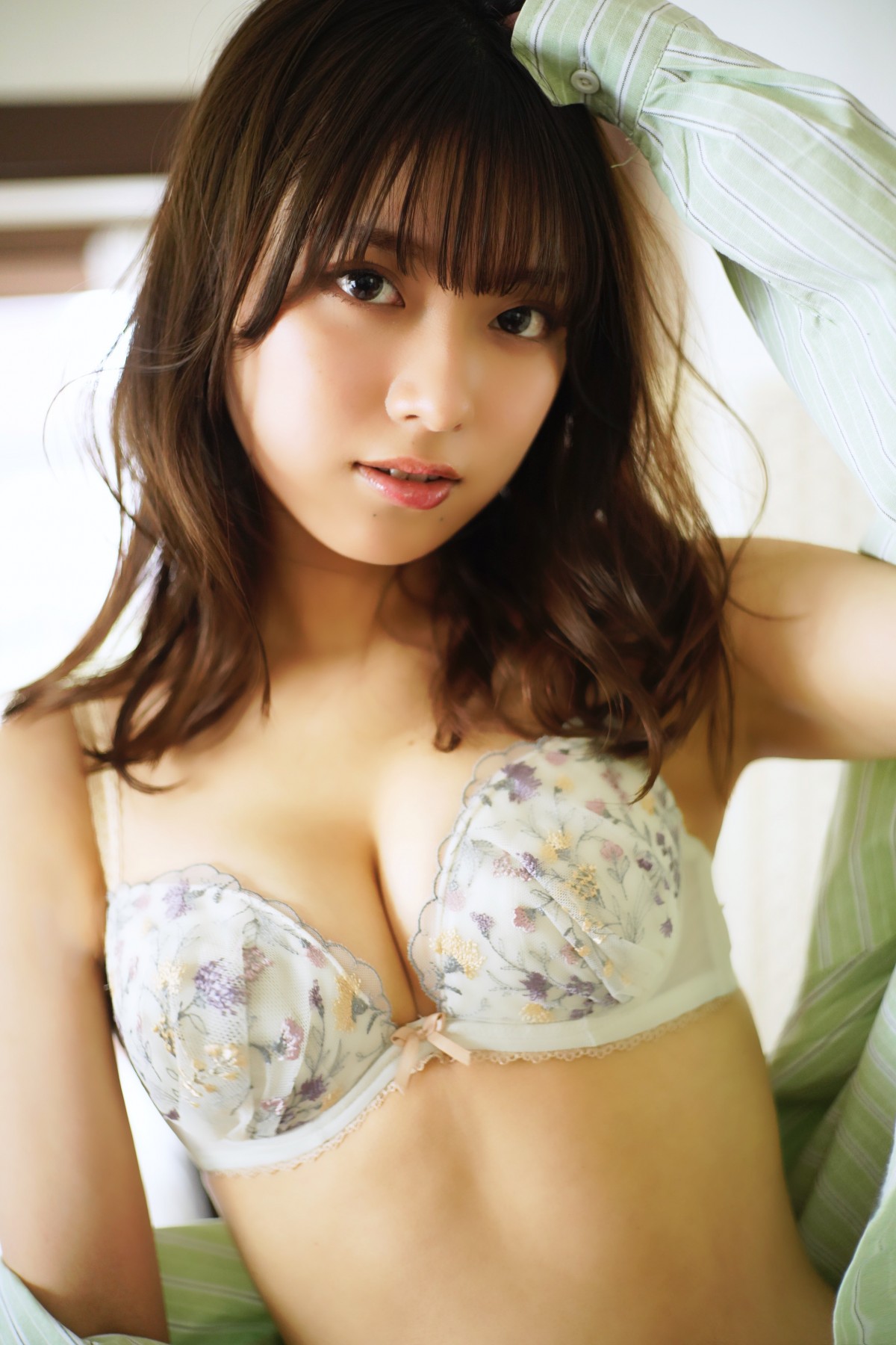 美女インフルエンサーの女子大生・まるぴ、セクシーなランジェリー姿