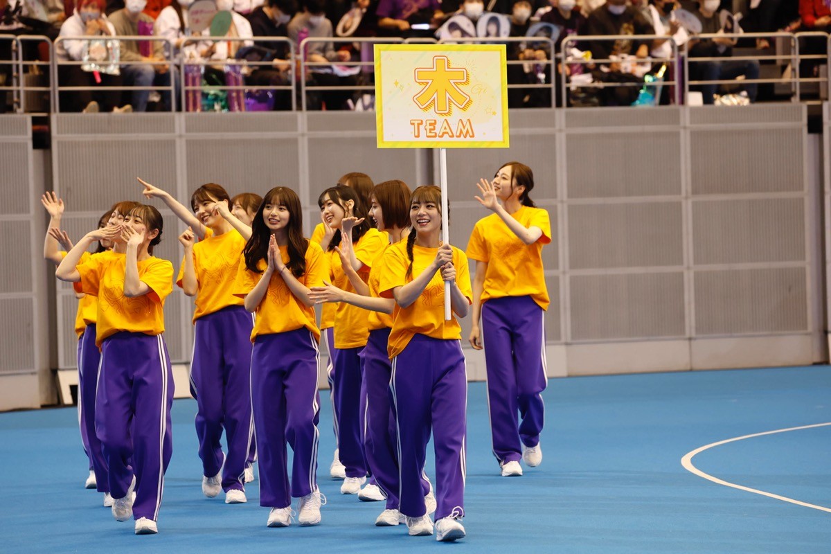 『乃木坂46時間TV』清宮レイ、牛乳瓶メガネで全力応援　賀喜遥香＆田村真佑はヤンキー座り