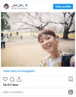 咲き誇る桜をバックに笑顔を見せる上野樹里　※「上野樹里」インスタグラム