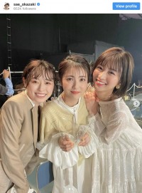 （左から）福原遥、浜辺美波、岡崎紗絵　※「岡崎紗絵」インスタグラム