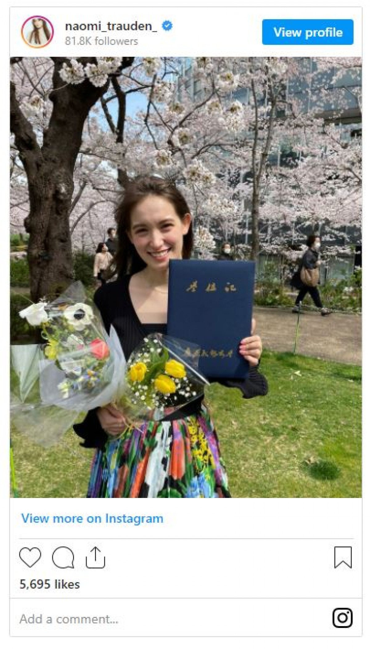 トラウデン直美、桜の下で大学卒業報告「大学での学びを今後につなげていきたい」